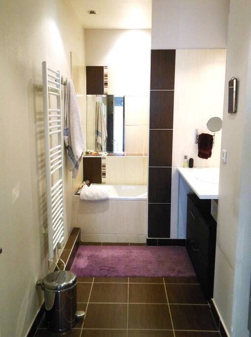 une salle de bain fonctionnelle et agréable