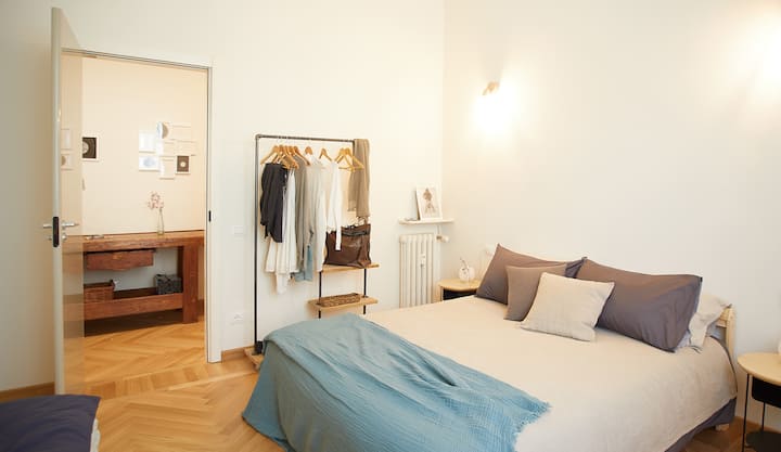 Dvojlôžková izba s rozkladacou pohovkou pre jednu osobu. Pre tri osoby.