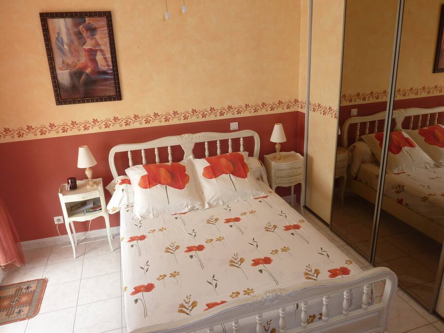 Chambre rouge 2 personnes