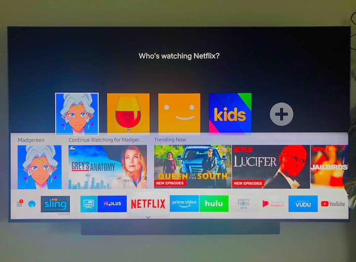 4 დიდი ეკრანზე Smart TV პრემიუმ საკაბელო და უფასო Netflix გაქირავების ერთეული.