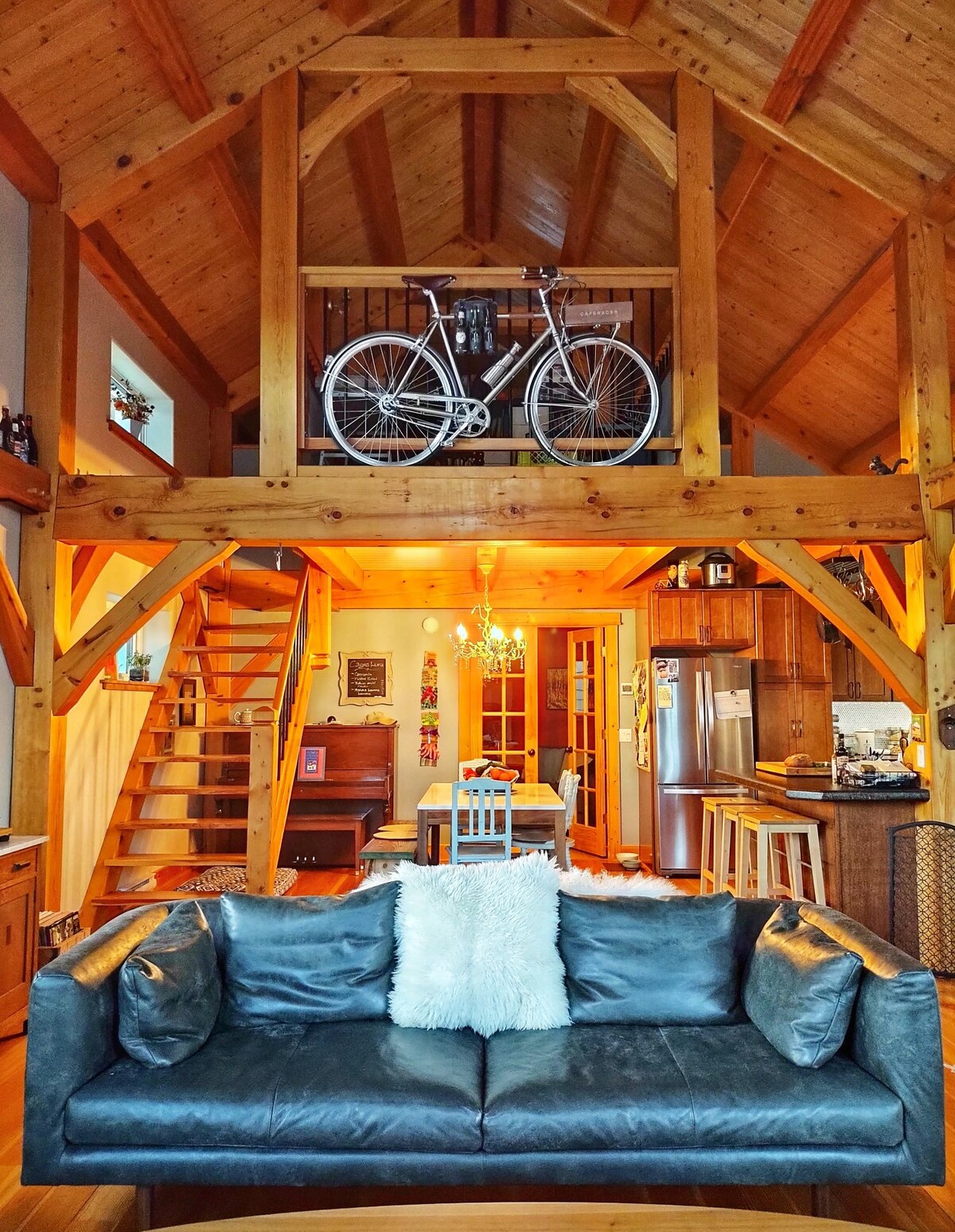 ラタン巣犬小屋フォーシーズンズ一般的なクールなハウスヴィラのベッドが閉鎖しまし ホワイトホースにある、杉のジャグジーとサウナを備えた