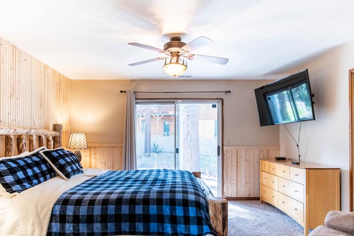 314平方英尺的家庭套房，配备2米宽双人床和标准双人床、套内卫生间、沙发、躺椅和电视（位于楼下）。 