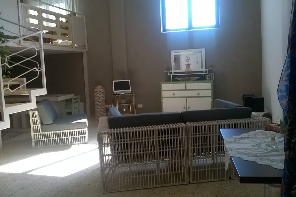 L'ambiente unico in cui si aprono la zona notte ed i servizi.