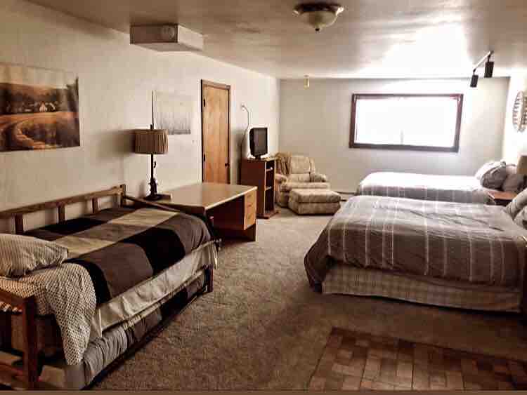 סוויטת דירה בקומת קרקע עם 2 מיטות קינג סייז, מיטה זוגית עם מיטה נפתחת, מטבחון וחדר רחצה מלא.