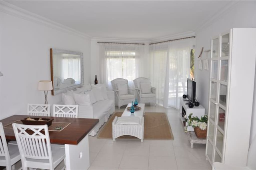 spacious living room with view to the ocean,wifi,cable and all amenities.