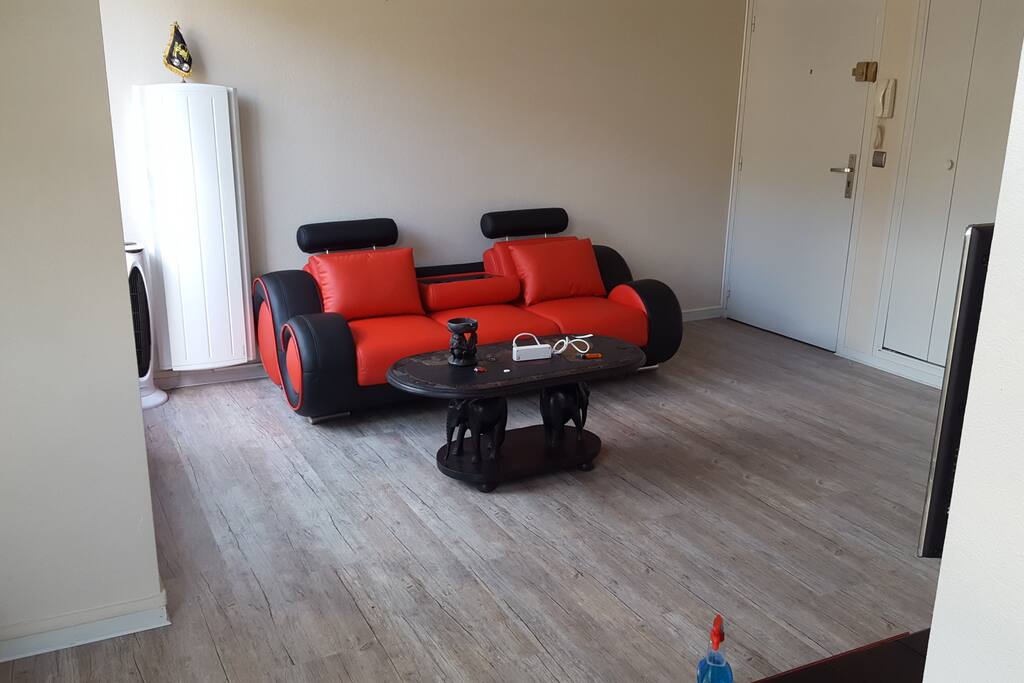 canapé design 3 place ultra confort + table basse + ventilateur