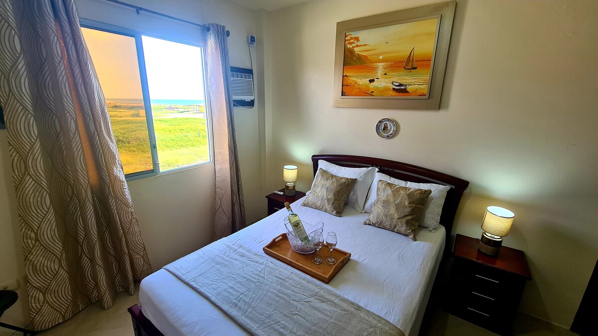 Izvještaj = +593989129358
Spavaća soba 1  S bračnim krevetom i prozorom s pogledom na more. 40"Smart TV s međunarodnim kanalima.