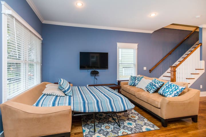 Side by Side Houses, 6 Bedrooms, 3mi to Broadway gallery image 4