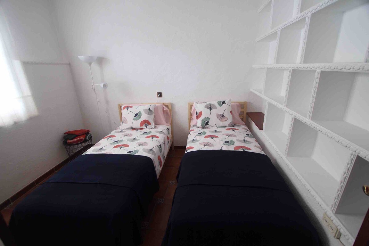 Vitanda 2 kila upana wa sentimita 90 kwa sentimita 200, mashuka ya pamba 
Matandiko mapya na yenye starehe sana 