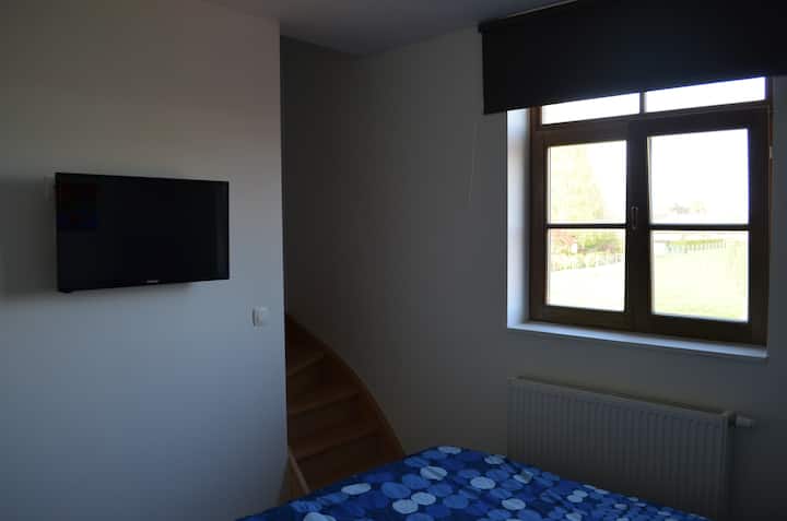 Kamer 2 :
2-persoonsbed + 
via trap nog kamer met eenpersoonsbed en douche