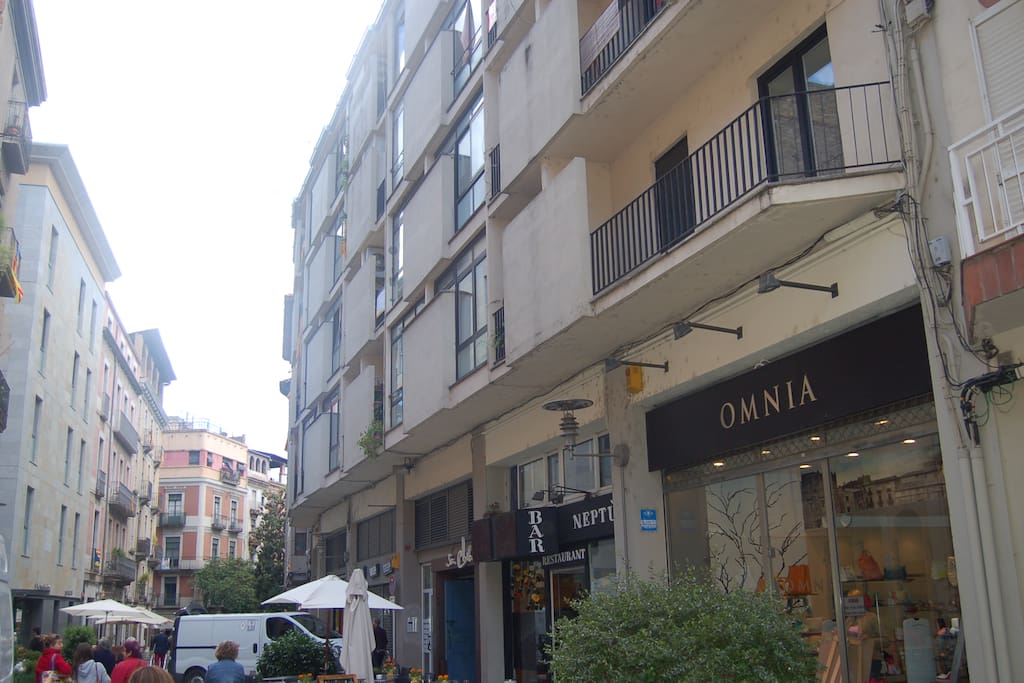 Vista exterior del apartamento,primer piso con balcón