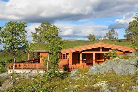 Family-friendly cabin with panoramic views and fireplace