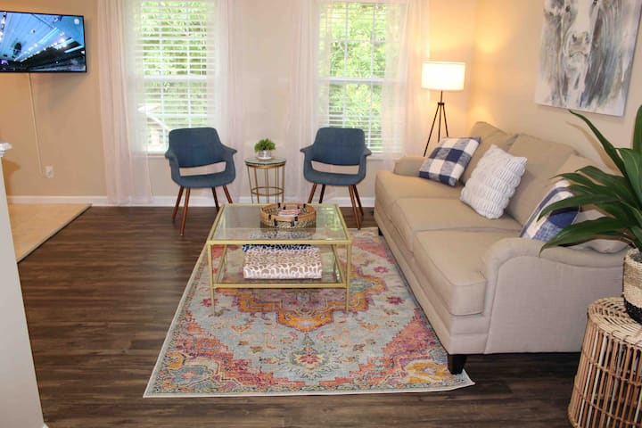 *Pops Place*
2bed/2bath Ensuites 
Garage - Maryville, TN
