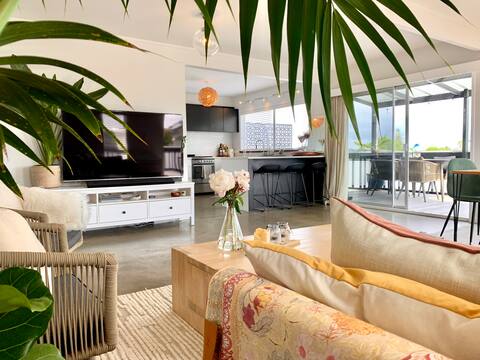 Spacious 2BR w/parking + Wi-Fi  + 5mins to beach
