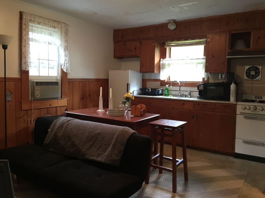 eat-in kitchen
