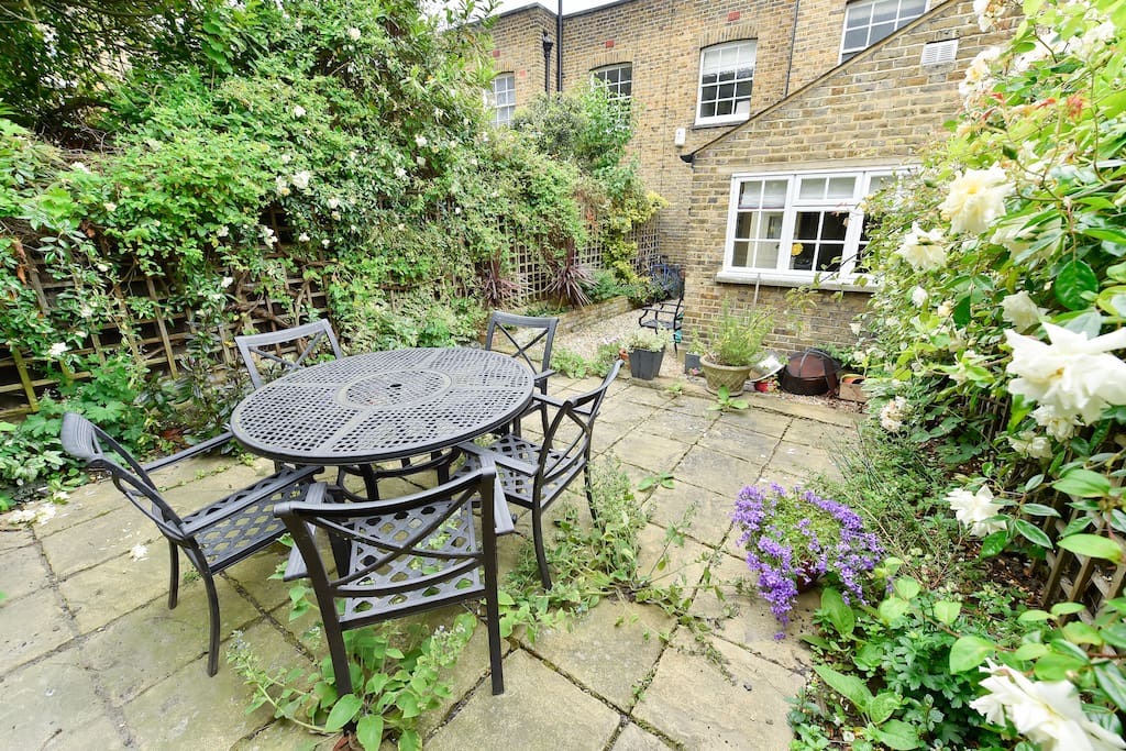 The beautiful large garden with table, chairs and flowers for you to enjoy!