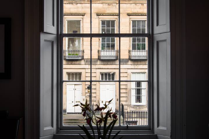 4 bed Georgian town house with lovely garden gallery image 3