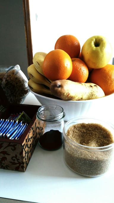 colazione a base di frutta..biscotti caffè e tè