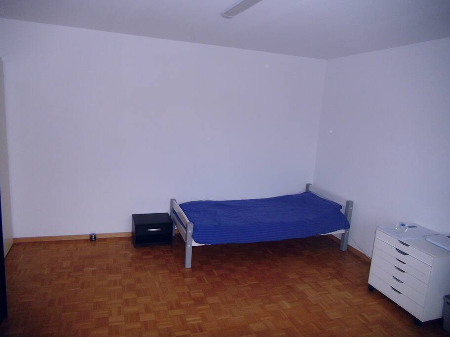 Bedroom (other corner)
