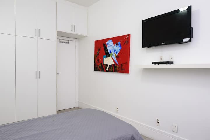 خزانة كبيرة ، كابل تلفزيون 