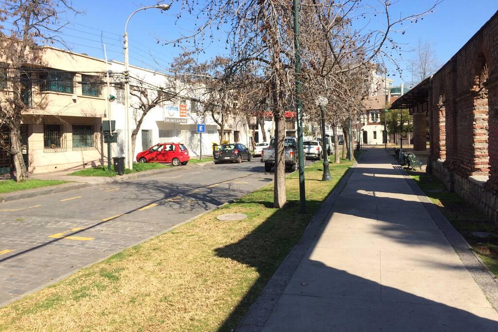 Casa en la tradicional plaza Montecarmelo de Providencia