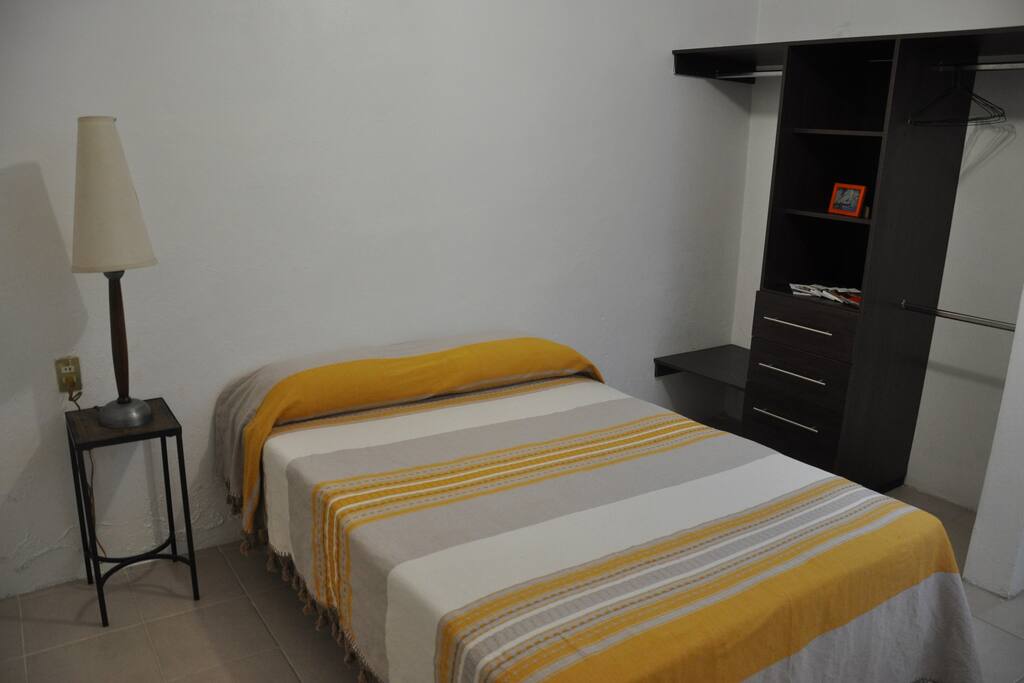 Cama Matrimonial con closet y lámpara