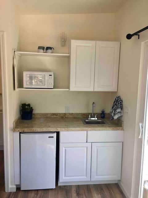 Top Airbnb: Close to Kings/Sequoia: EV Charge Tiny house for 2 in Fresno