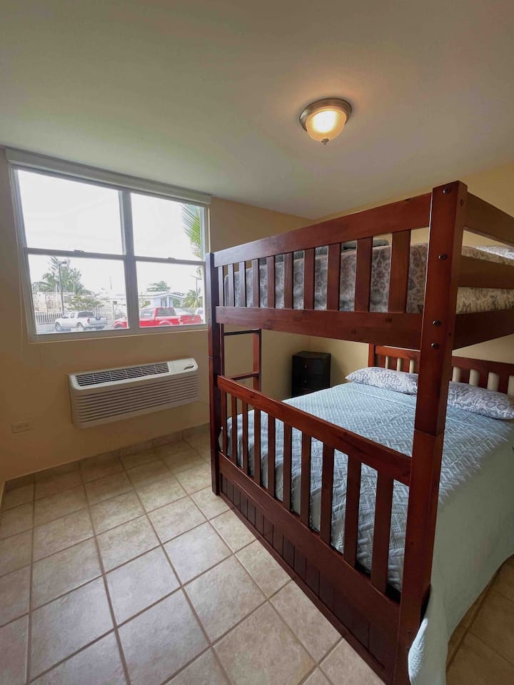 Საძინებელი 3: სრული ზომის ორსართულიანი საწოლი