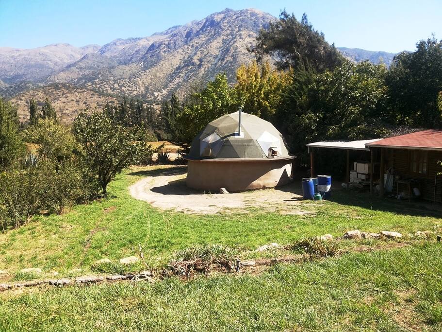 Vista global del terreno con la cabaña y el domo. Global view of the land with the cottage and the dome