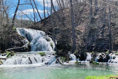 Beaverdam Falls, Earlehurst Cottage