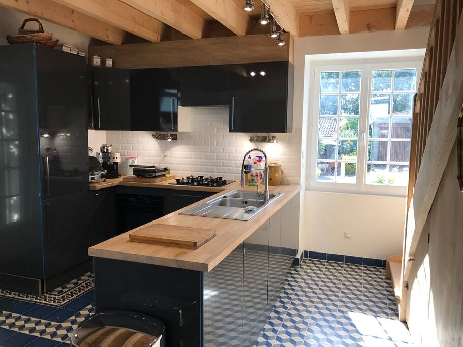 La cuisine équipée 4 feux au gaz 1 four électrique pyrolyse 1 micro-ondes 1 frigidaire 1 lave vaisselle 1 trancheuse 1 lave linge sèche linge 1 cafetière expresso nous vous offrons le café 1 grille à viande casseroles poils torchons nappe tout le confort moderne.