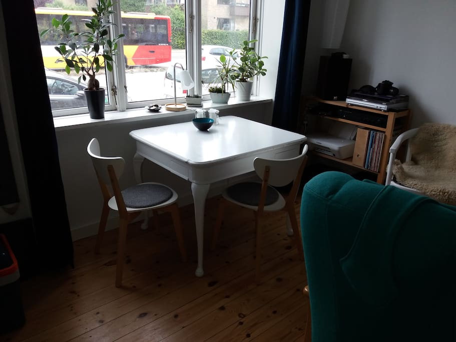 Spise/arbejdsplads værelse 1