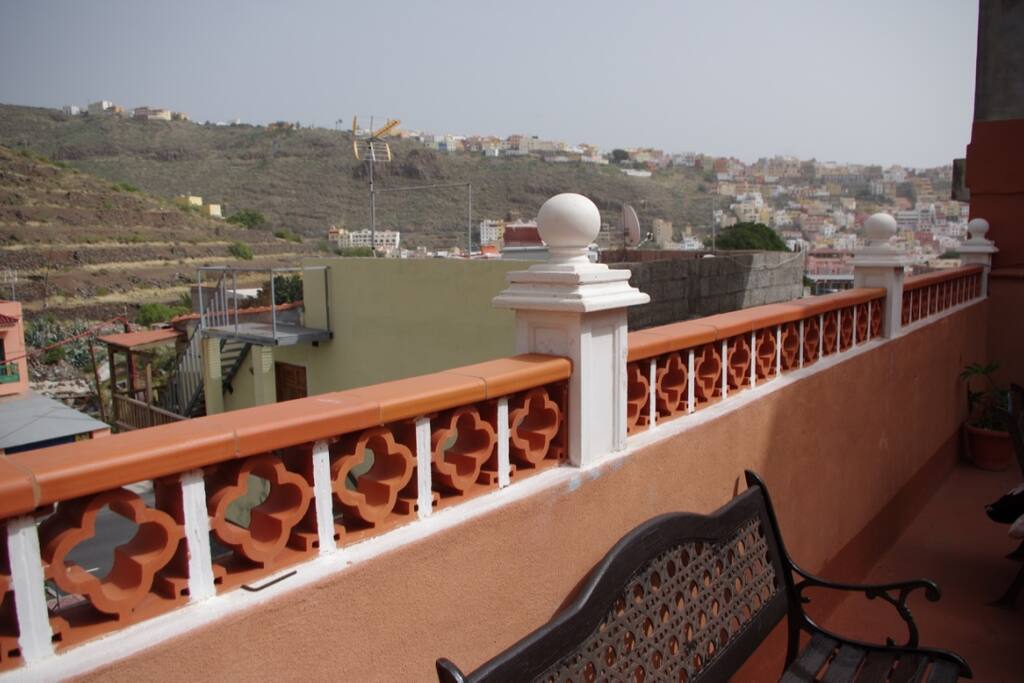 Desde nuestra amplia terraza podemos disfrutar de esta panoramica del pueblo de San Sebastian. Desde aqui podemos ver la parada de bus localizada a unos 5 m. de la casa.