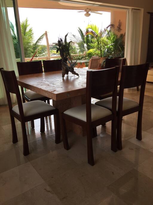 El comedor es de una sola pieza de piedra de Yucatán... una pieza fantástica