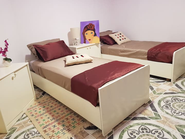 Fr: Segundo dormitorio con 2 x camas (90 cm, longitud 200 cm) con aire acondicionado
En: Segundo dormitorio con 2 camas (90 cm, longitud 200 cm) con aire acondicionado.
