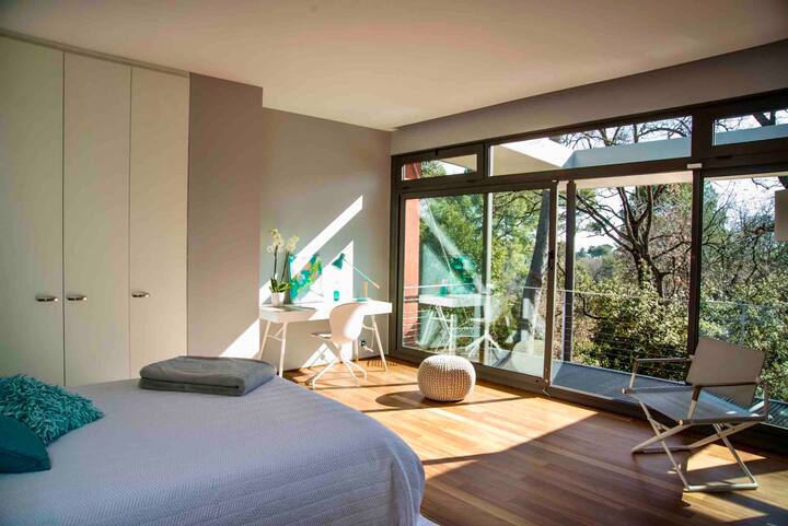 La 2ème chambre (au 2e étage) donne sur le jardin directement avec un petit balcon. Il dispose de son propre bureau et est équipé d'une télévision connectée.