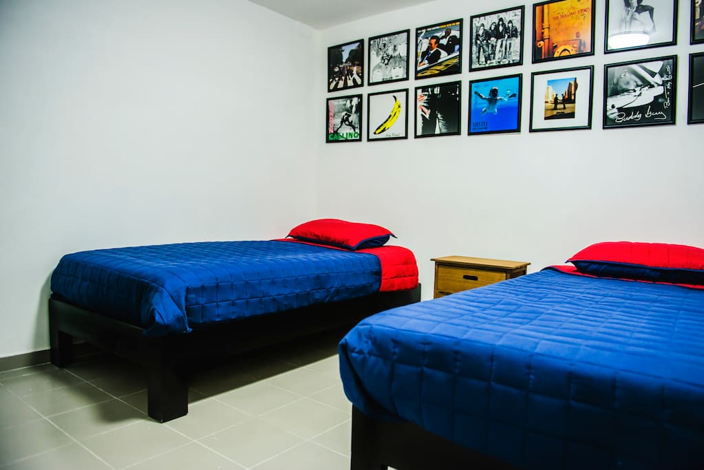 Cuarto 1, adaptado para recibir a 2 persona en 2 camas individuales , si vienes en pareja podemos configurarlo en una cama Queen Size para tu mayor comodidad