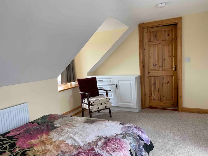 მეორე ოთახი, რომელიც დაკავშირებულია დამხმარე სააბაზანოსთან. Კარი გასახდელისკენ (ცალკე) 