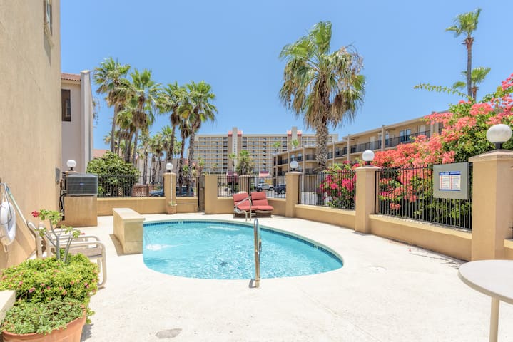 Padre Stay  STUDIO "A" REMODELED BREATHE THE BEACH