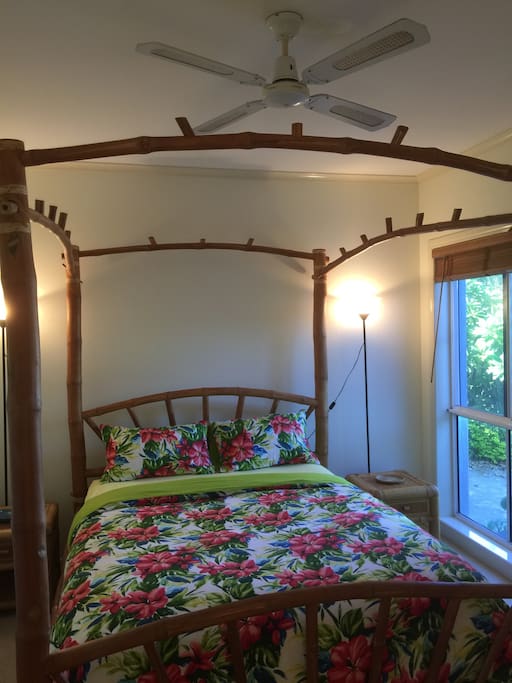 Stunning quiet room on beautiful Arundel Hills Country Club (Golf Course) estate.