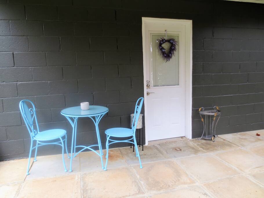 Private Entrance/Smoking Area