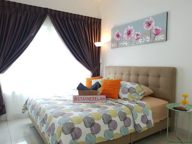 Stayherelah! New pool view 3 BR oasis, turbo WIFI