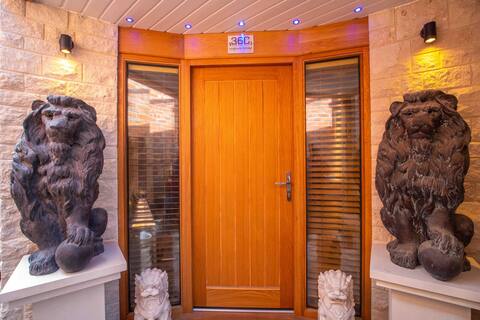 Quirky 2 bed holiday home with hot tub and sauna.