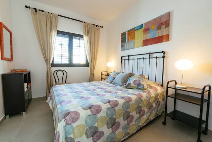 Საძინებელი პირველი. ეს არის საძინებელი, რომელიც თავისუფალია ბინის 1 ან 2 ადამიანზე გაქირავებისას.