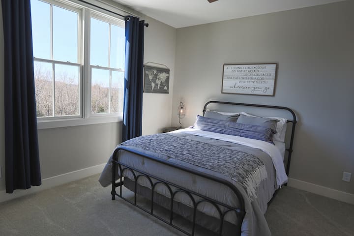 Спална соба на горниот кат со приватна бања