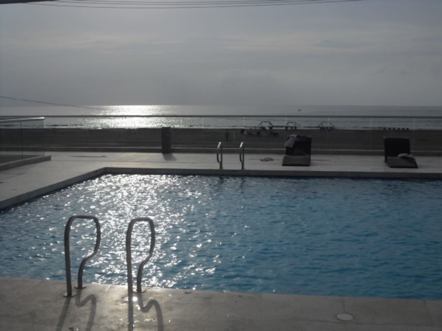 Piscina y Mar en el fondo