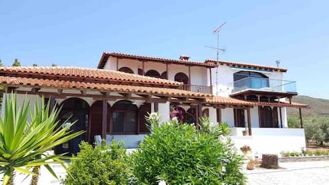Charming mansion in front of the sea!