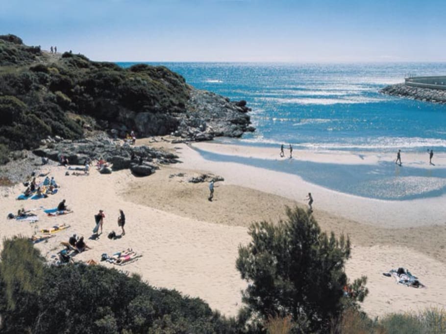 Una de las caletas de la Playa de la Concha