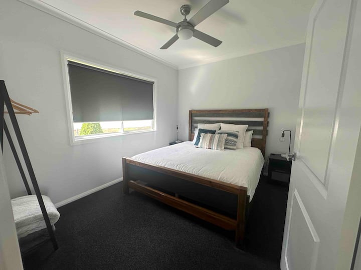 Брачен кревет (широк 180 - 200 см)