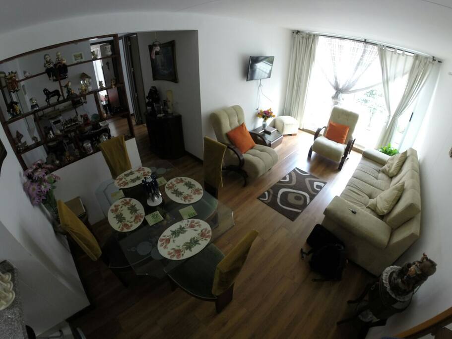 Sala y comedor con balcón